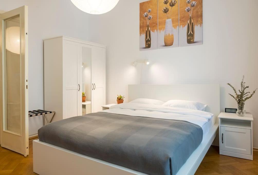 Ultra-Central University Square Apartament Apartament 부쿠레슈티 외부 사진